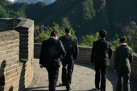 四位中外商务人士在长城上行走