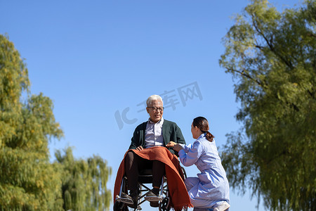 护士照看坐在轮椅上的老年人