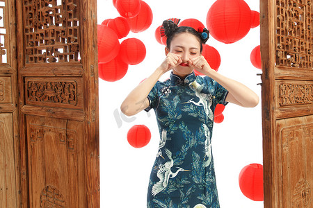 中式装饰花纹摄影照片_站在中式门前不开心的女人