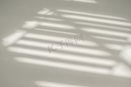 从窗户看白墙上的阴影和条纹对角光模糊背景，背景和模型设计采用建筑深灰色和阳光对角光几何效果叠加