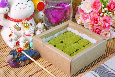 日本玛瑙巧克力玛瑙绿茶是用可可豆、玛瑙绿茶粉和鲜奶油混合制成的，上面撒满了玛瑙绿茶粉