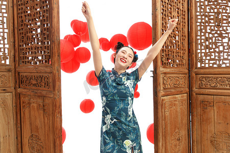 中式装饰花纹摄影照片_站在中式门前的快乐女人