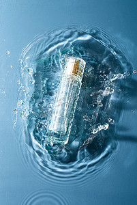 形状素材摄影照片_水面上的化妆品瓶子
