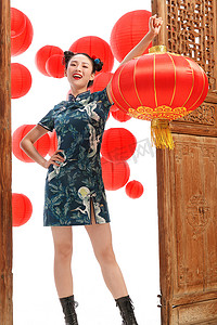 花纹旗袍摄影照片_快乐女人拿着红灯笼过新年