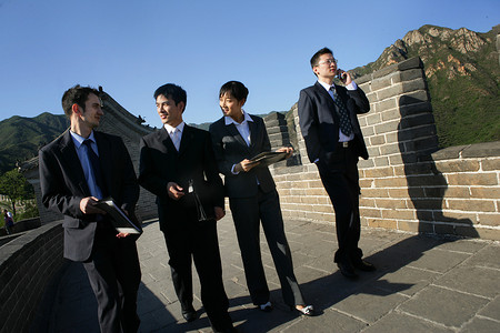 四位中外商务人士在长城上行走