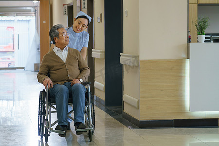 老人技术摄影照片_护士推着坐在轮椅上的老人