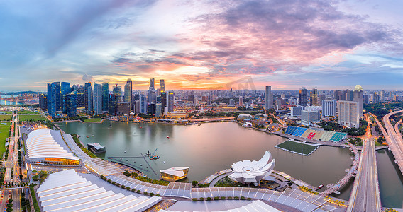 新加坡城市天际线在日落全景顶视图.
