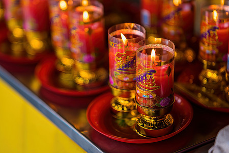 candle摄影照片_Bangkok, Thailand - December, 20, 2021 : Praying and meditation with burning candle on Chinese temple in Wat Leng Nei Yee 2 Temple at Bangkok, Thailand.