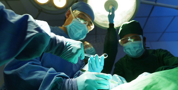 q卡通医务人员摄影照片_医务工作者在手术室做手术