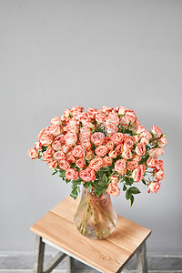 花瓶里有粉红色的玫瑰枝。夏天的背景母亲节送上一束玫瑰.网上花店及派递目录花束照片.