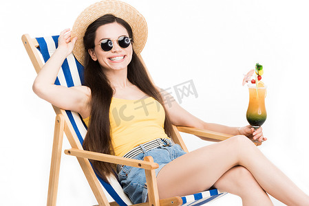 迷人的女孩在沙滩椅上放松与鸡尾酒在玻璃, 孤立的白色