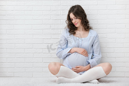 年轻孕妇的画像