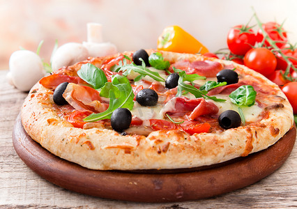 长条披萨摄影照片_美味的意大利披萨
