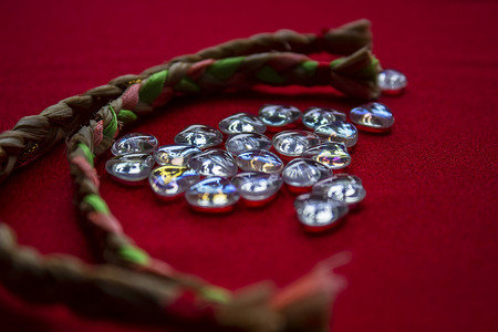 photo摄影照片_Cute glass bead in a blank background upper view Water coloured gel balls. Polymer gel. Silica gel. Balls of hydrogel. Texture background. Close up macro. High quality photo