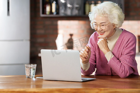 快乐的老年人使用电脑