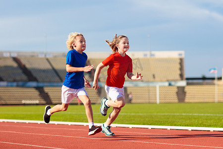 发扬体育精神摄影照片_在体育场里跑步的孩子。孩子们跑。健康运动.