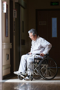 走廊内坐在轮椅上的老人
