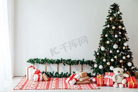 圣诞树摄影照片_圣诞装饰为圣诞树配备了礼物，作为新年贺卡的背景