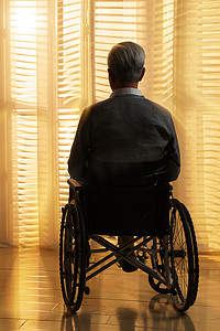 窗前孤独的老年人坐在轮椅上