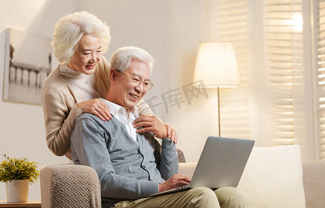 温馨理财摄影照片_老年夫妇使用笔记本电脑
