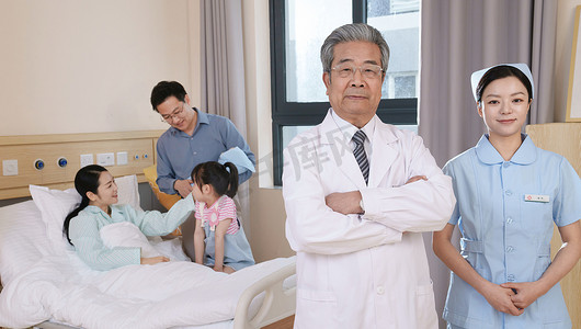 老年医生摄影照片_病房内的医护人员和新生儿家庭