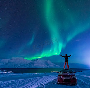 极地北极北极光在挪威的天空之星斯瓦尔巴特人在朗伊尔城城市月亮山