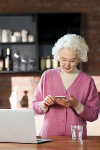 优雅的老年女性使用手机