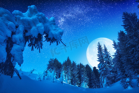 足够精彩摄影照片_精彩的满月在冬天的山谷中兴起