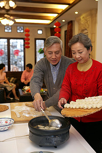 中国老年夫妇包饺子