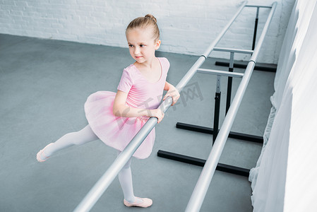 可爱芭蕾摄影照片_高角度看可爱的孩子练习芭蕾在演播室