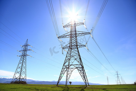 电力输电线路在阳光下