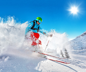 随心所欲在跑下山的滑雪道上滑雪