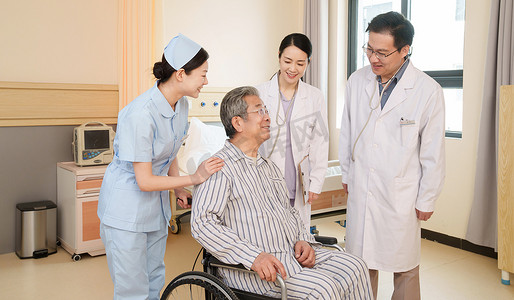 轮椅治疗摄影照片_病房内的医生和护士关爱病人