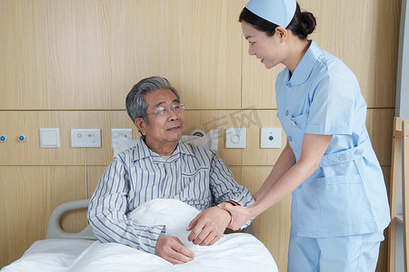 病房内护士照顾生病的老人