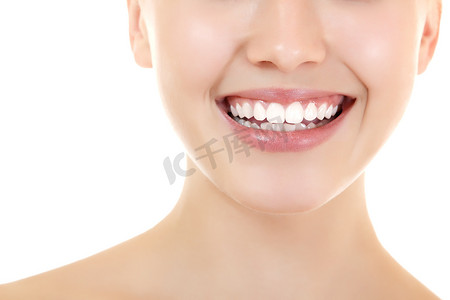 年轻新鲜的女人，与健康洁白的牙齿的美丽笑容