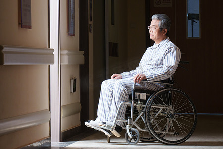 走廊内坐在轮椅上的老人