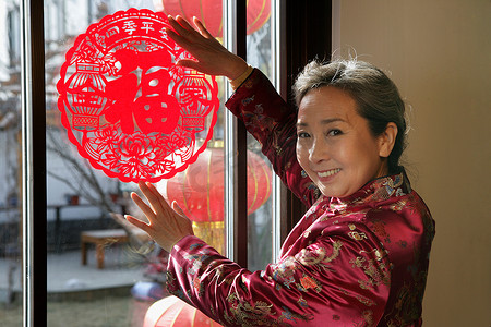 中国老年妇女贴窗花