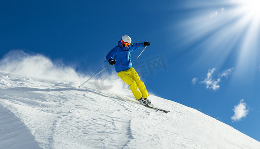 男性 freerider 滑雪者