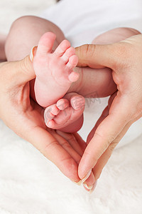 佛脚摄影照片_母亲抱着新生儿的脚