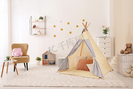 舒适的儿童房间，室内有游戏帐篷和玩具