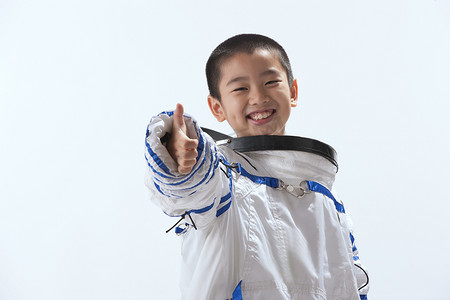 伸手的儿童摄影照片_一个身穿宇航服的东方儿童
