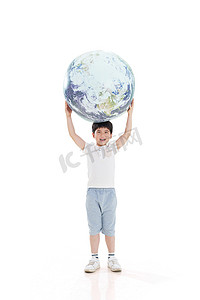 关爱地球健康摄影照片_快乐的小男孩手托地球