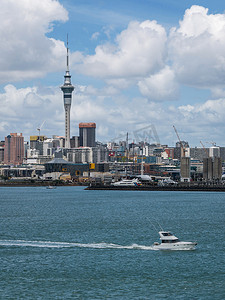 在市中心和奥克兰天空塔，标志性建筑的奥克兰，新西兰奥克兰城市天际线.