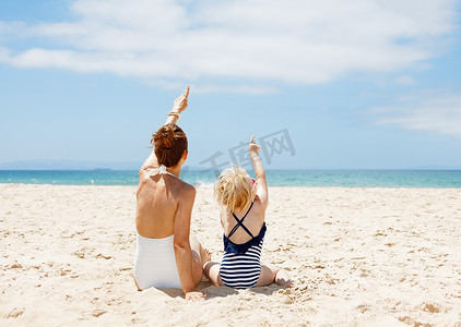 沙滩上的孩子摄影照片_看到母亲和孩子在沙滩向上