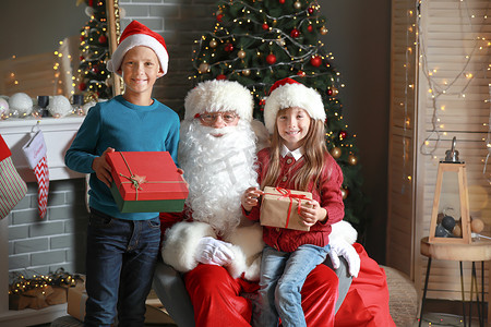 圣诞老人和小孩子在房间装饰圣诞节的礼物