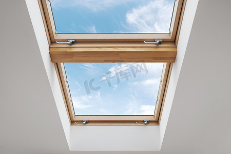 木制框架的新型节能阁楼窗户安装在室内。曼萨屋顶与天窗在现代公寓与白色室内设计。房屋改善和建筑物翻新概念