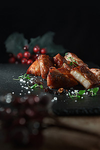 四川猪肉烤与中国传统香料, 准备与百里香草本植物装饰。完美的形象为您的精美餐饮封面艺术菜单设计。复制空间.