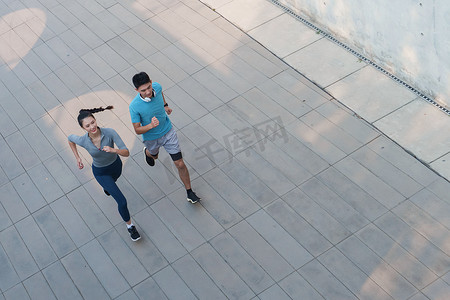 健身情侣摄影照片_青年情侣在户外跑步