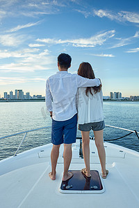 浪漫的青年夫妇乘坐游艇出海