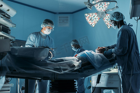 多文化医生准备手术室手术病人
